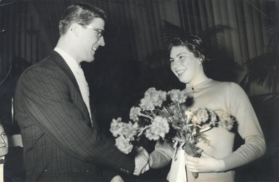 823619 Afbeelding van judoka Anton Geesink, sportman van het jaar 1957, die zwemster Ada den Haan feliciteert bij haar ...